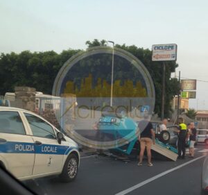 ACIREALE, INCIDENTE IN VIA PROVINCIALE PER SANTA MARIA LE GRAZIE: MOTOCARRO APE CAPOVOLTO.
