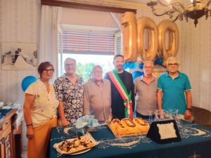ACIREALE, FESTA PER I 100 ANNI DI CAMILLO SANTINI. (redazione) Ad Acireale grande festa per i 100 anni del signor Camill...
