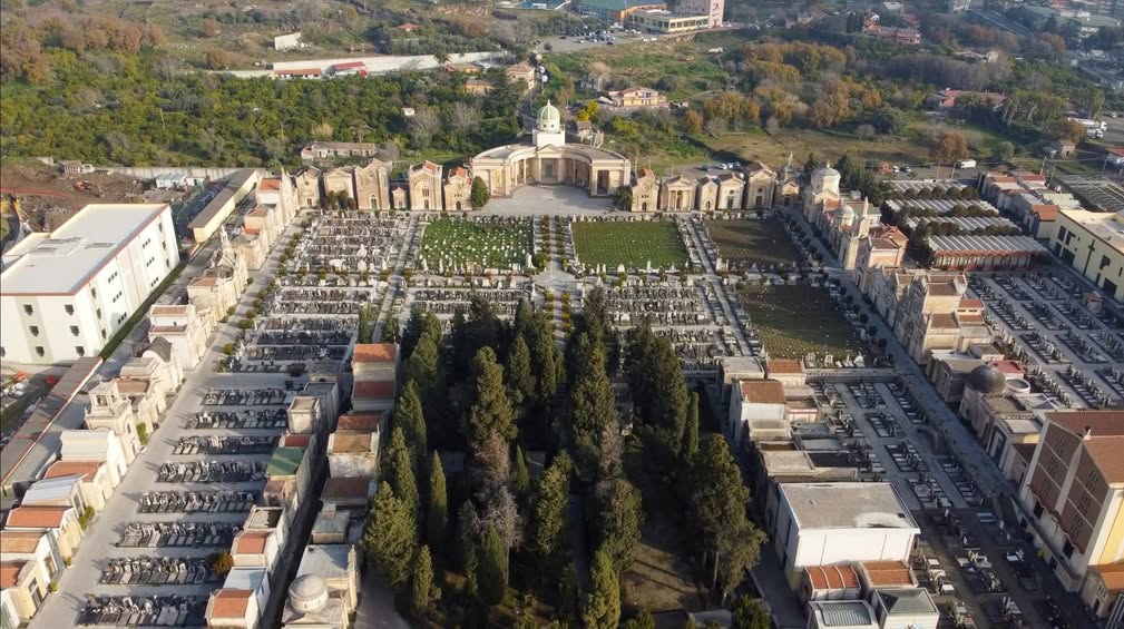 Scopri di più sull'articolo ACIREALE, AD AGOSTO NUOVI ORARI PER IL CIMITERO COMUNALE. (redazione) Cambiano gli orari di apertura del Cimitero comuna…