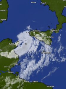 IL PERCHÉ DI QUESTA ALLERTA GIALLA A FINE LUGLIO Partiamo analizzando l'immagine SAT di stasera, che ci mostra nubi anc...