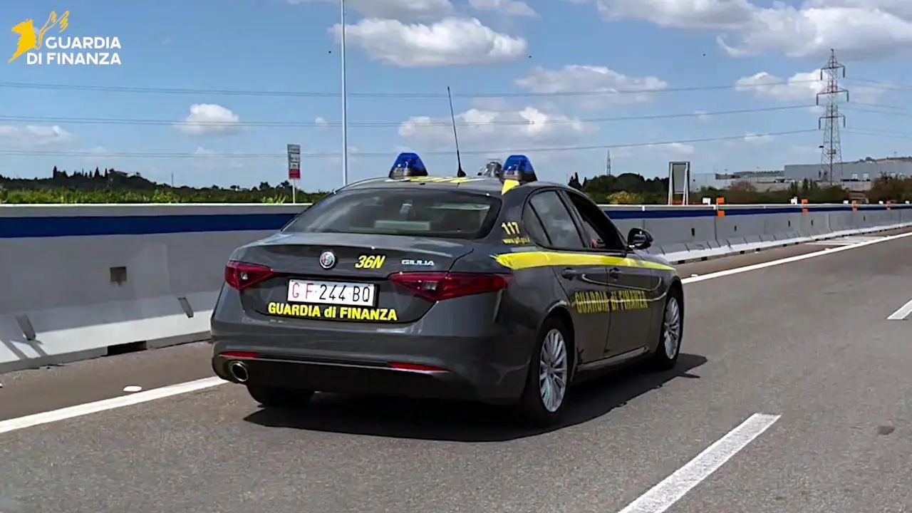 Scopri di più sull'articolo CORRIERE CON 2,1 CHILOGRAMMI DI COCAINA IN AUTO, ARRESTATO AL CASELLO DI SAN GREGORIO.