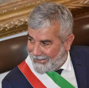 ACI CASTELLO – SCARICHI FOGNARI, IL SINDACO REPLICA A PRIMAVERA: “LA DIFFIDA NON È UN’ACCUSA”