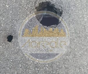 ACIREALE, CEDE L’ASFALTO SULLA PROVINCIALE PER RIPOSTO: VUOTO SOTTO LA CARREGGIATA A SCILLICHENTI.