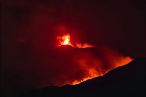 ETNA: PROTEZIONE CIVILE SICILIA ATTIVA FASE OPERATIVA "ALLARME", ALTA PROBABILITÀ FONTANE LAVA.
