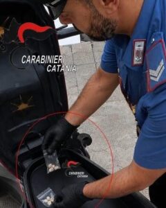 ACI CATENA, SFUGGE AL CONTROLLO DEI CARABINIERI: BLOCCATO CON DOSI DI CRACK