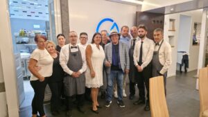 ALBANO CARRISI A SCALO PENNISI PRIMA DEL CONCERTO DI DOMANI AD ACI SANT’ANTONIO.