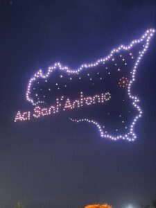 ACI SANT’ANTONIO, IN MIGLIAIA PER LO SHOW DEI DRONI