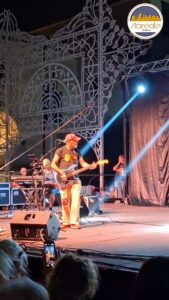 MADONNA DI VALVERDE, FESTA NEL VIVO: DOPO IL CONCERTO DEGLI EQUIPE 84, LA COMUNITÀ ACCOGLIE LA SVELATA E LA SOLENNE USCITA DEL FERCOLO.