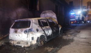 ZAFFERANA ETNEA, INCENDIO ALL’ALBA IN VIA BONANNO: DISTRUTTA UNA GOLF GT.