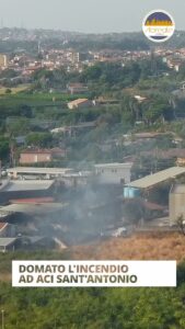 ACI SANT’ANTONIO, DOMATO L’INCENDIO A PIANO SAN GIOVANNI: AL VIA LA CONTA DEI DANNI, DISAGI SULLA SP116