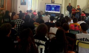 LA POLIZIA DI STATO INCONTRA I GIOVANI DELLA CROCE ROSSA ITALIANA A FORNAZZO: FOCUS SU SICUREZZA DIGITALE E USO CONSAPEVOLE DEI SOCIAL.