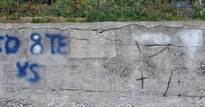 ACI CATENA, SPARITA LA TARGA DI LARGO VITTIME DELLE FOIBE: FRATELLI D’ITALIA CHIEDE IL RIPRISTINO