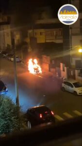 INCENDIO A MEZZANOTTE IN VIA MANDORLE AD ACIREALE, AUTO AVVOLTA DALLE FIAMME.