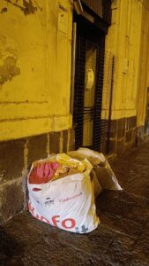 ACIREALE, L’EMPORIO “MADRE TERESA” RIAPRE: SUBITO UN NUOVO CASO DI SACCHI LASCIATI ALL’INGRESSO.