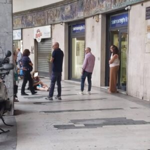 ACIREALE, PIAZZA EUROPA: LA GENTE CONTINUA A FARSI MALE, MA NESSUNO PRENDE PROVVEDIMENTI.