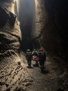 SANT’ALFIO – ESCURSIONISTA AMERICANA IN DIFFICOLTÀ SULL’ETNA, SOCCORSA DAI VIGILI DEL FUOCO.