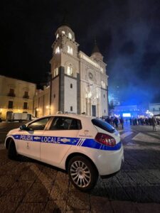 ACIREALE, PIÙ CONTROLLI NEL CENTRO STORICO: LA POLIZIA LOCALE IN SERVIZIO FINO A MEZZANOTTE NEI FINE SETTIMANA.