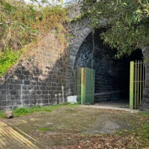 ACIREALE – LA CITTÀ DELLE OPERE INCOMPIUTE: MILIONI SPESI, CANTIERI INFINITI E PORTE ANCORA CHIUSE