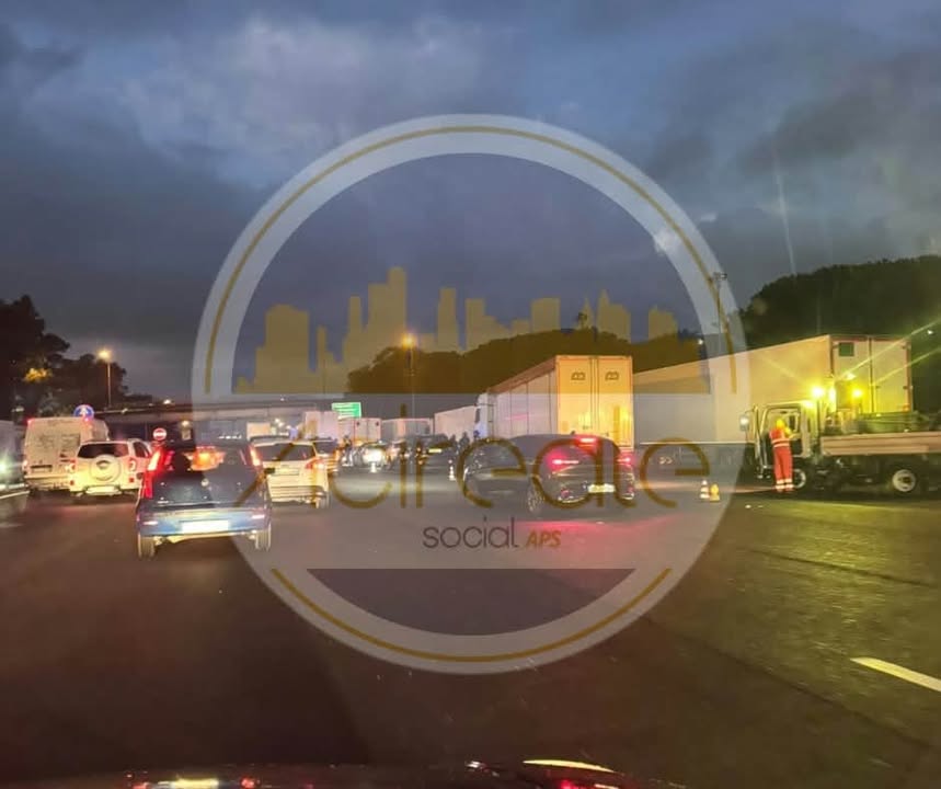 Scopri di più sull'articolo AUTOSTRADA A18, LUNGHE CODE VERSO CATANIA: RALLENTAMENTI FINO AD ACIREALE PER LA PROTESTA DEGLI AUTOTRASPORTATORI.