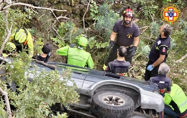 Scopri di più sull'articolo ETNA SUD, FUORISTRADA PRECIPITA IN UN DIRUPO A RAGALNA: SOCCORSO E RECUPERATO UN 77ENNE.