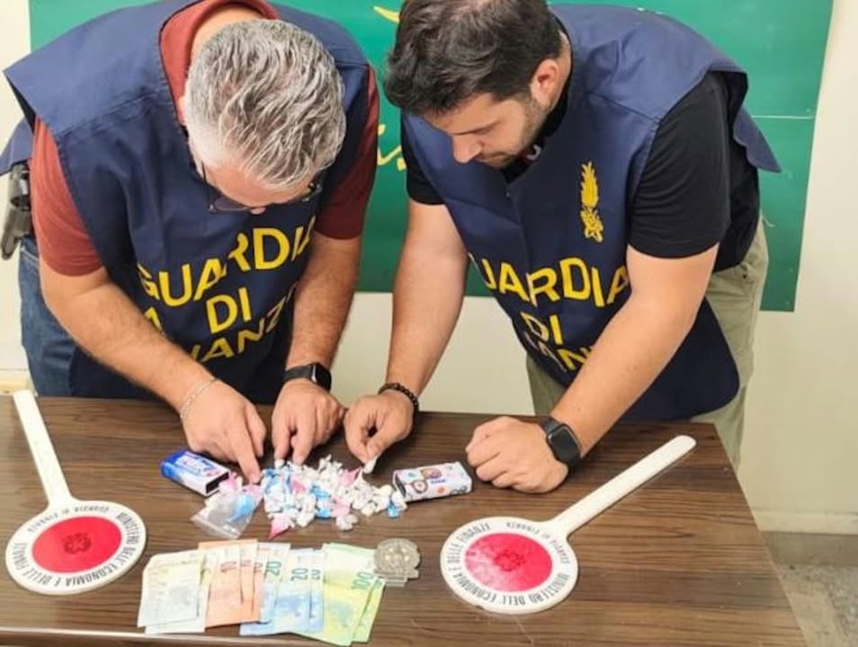 Scopri di più sull'articolo DROGA: AI DOMICILIARI SPACCIA COCAINA, ARRESTATO A GIARRE.